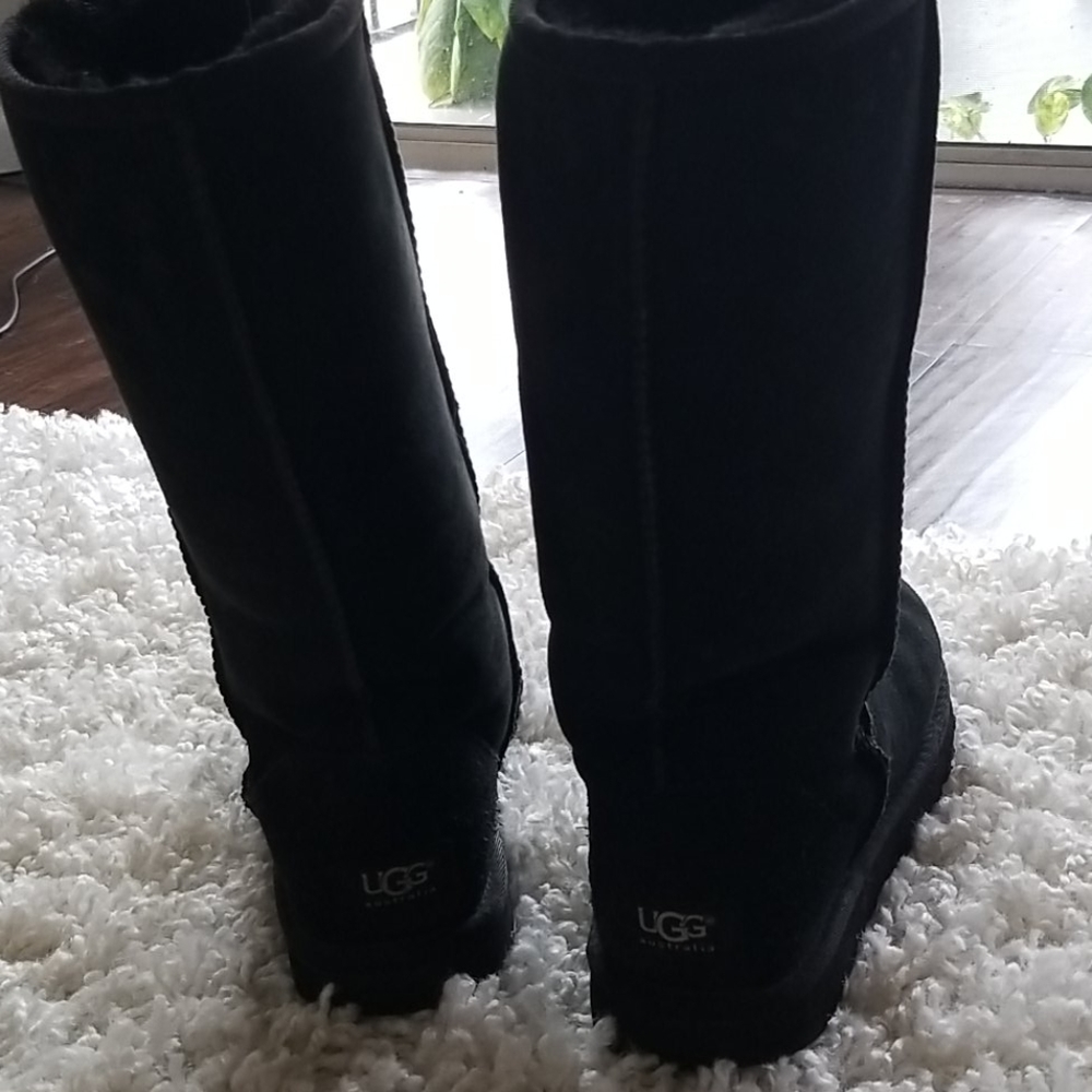 Black Ugg boots
